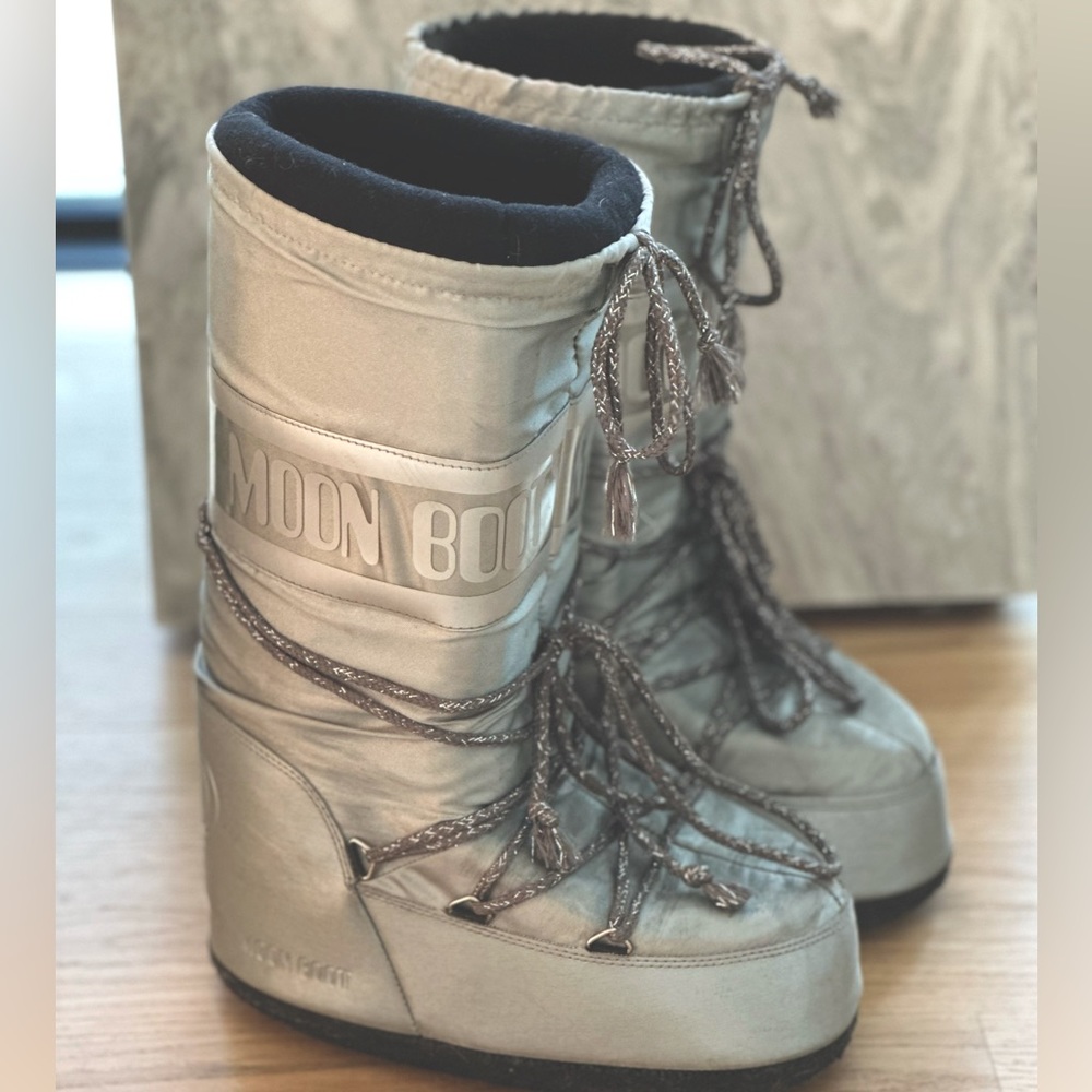 Silver Metallic Moon Boots (Size 39-41)